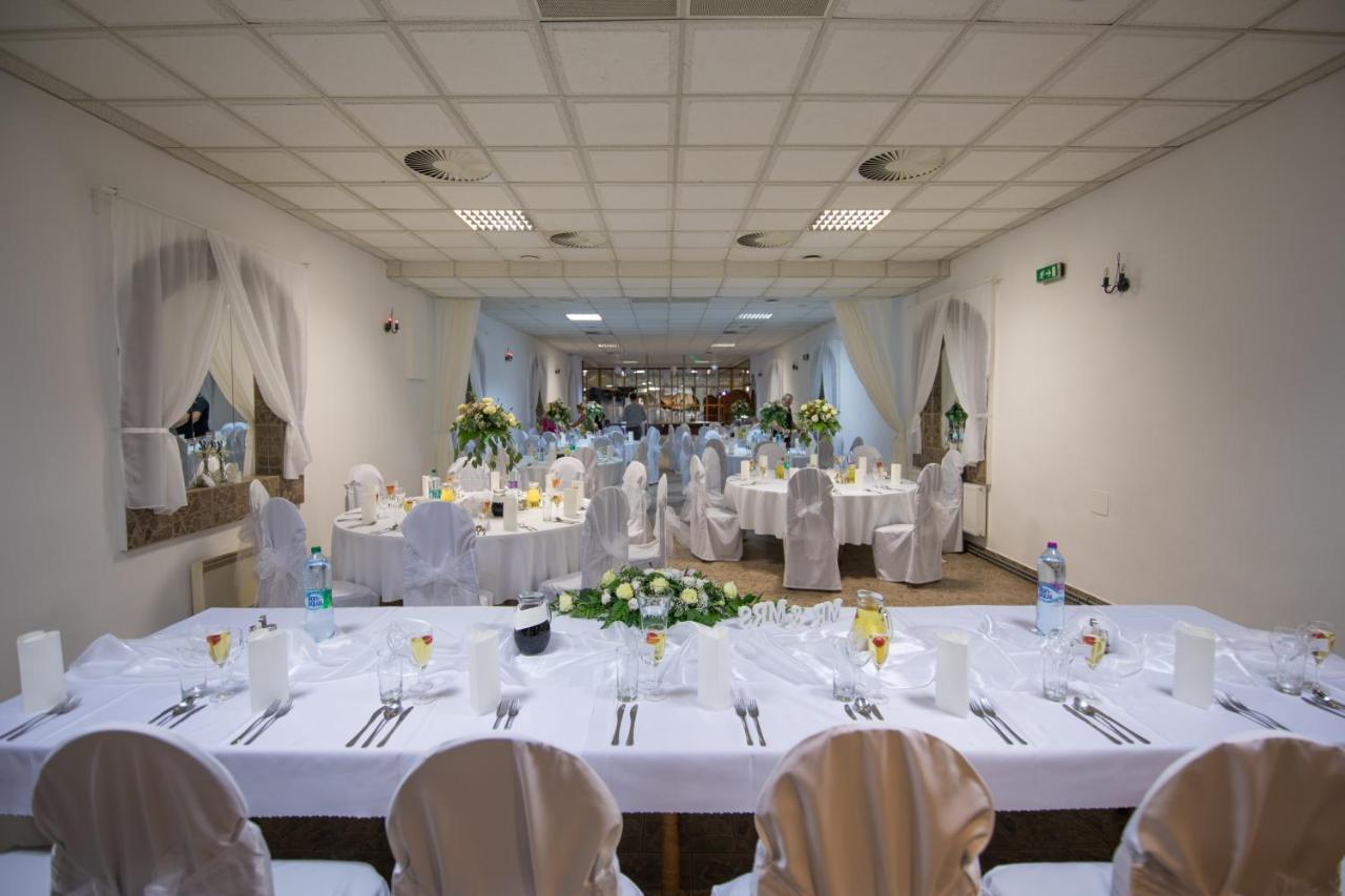 Horsky Hotel Eva Svaty Jur Bagian luar foto